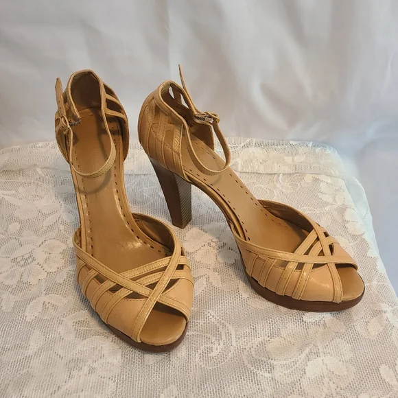 Very loved Gianni Bini Neutral high heel - Picture 2 of 7